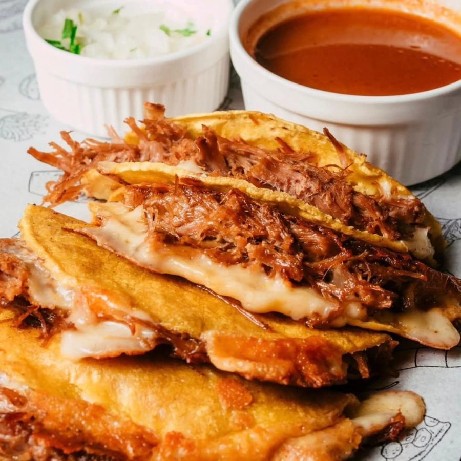 Tacos de birria con queso y consomé